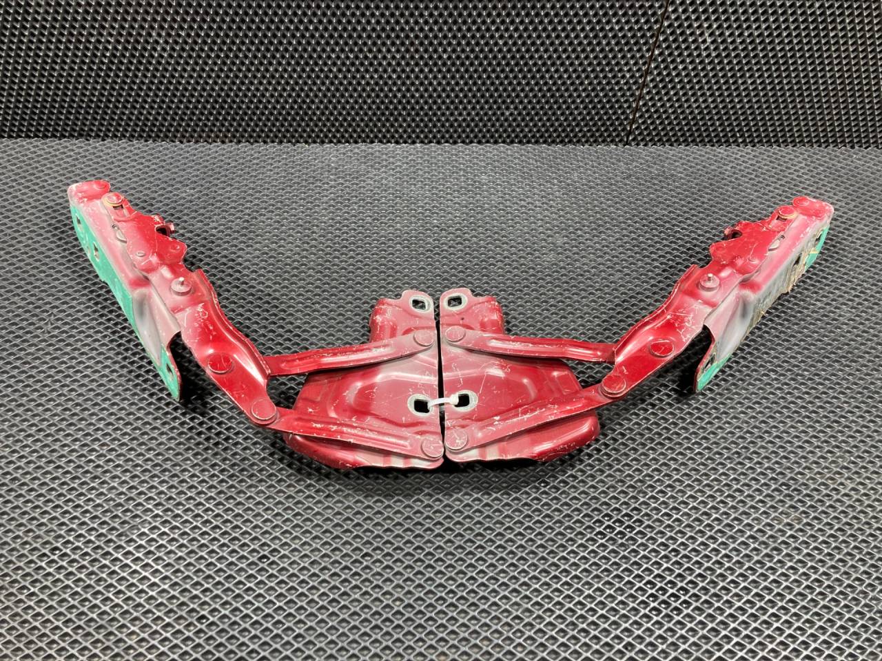 петля капота Jaguar XE 1 поколение 2015, 2.0 л., 204PT, бензин, АКПП, седан, GX7316801AE, GX7316800AE, T2H12980, T2H12981 - фото №1