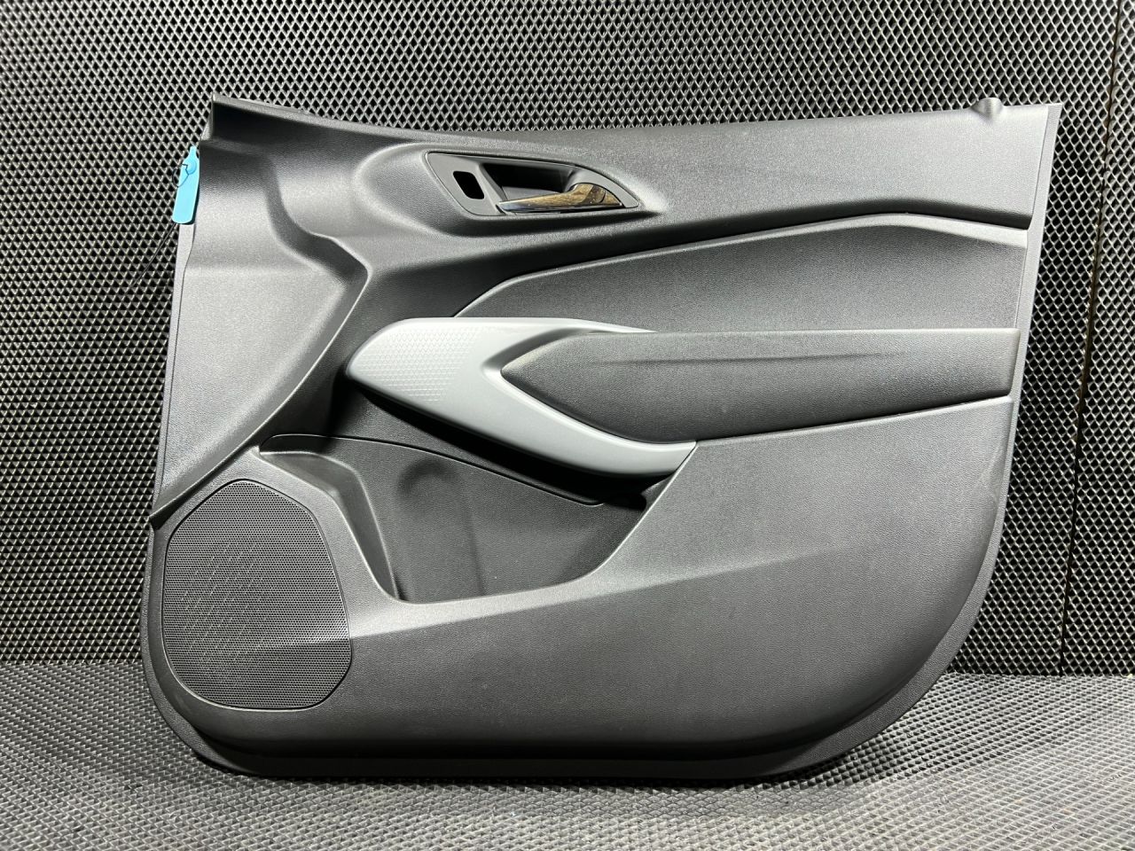 обшивка двери передняя правая Chevrolet Trax 2 поколение 2024, 1.2 л., LIH, бензин, АКПП, внедорожник 5 дв., передний привод, 84629910, 42851046, 42843272, 42851034, 42890422, 42914487 - фото №1