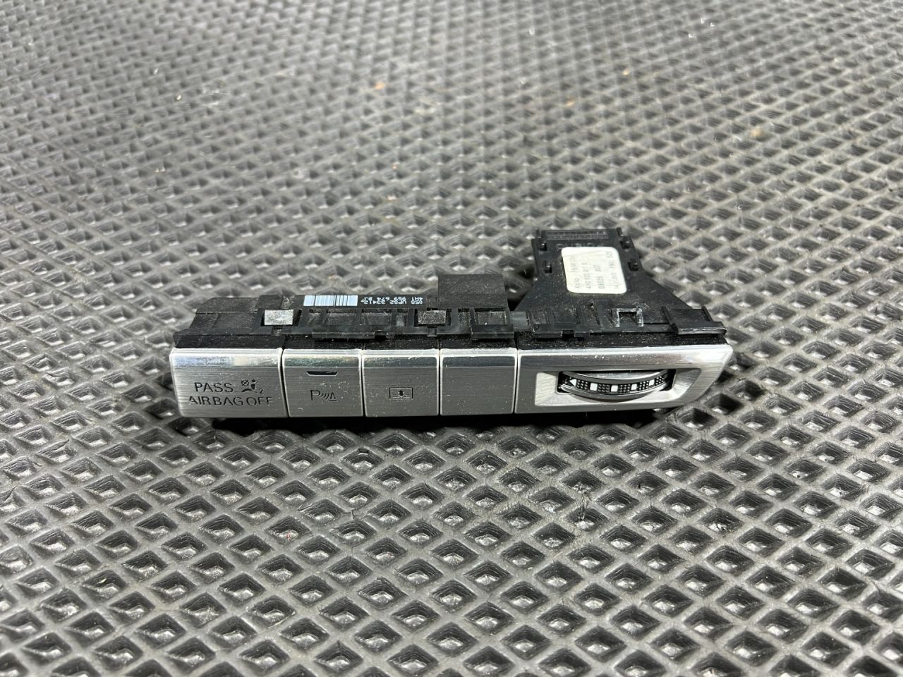 Кнопка парктроника Audi S8 D4 2013, 4.0 л., CGTA, бензин, АКПП, седан, 4H0820911B - фото №1