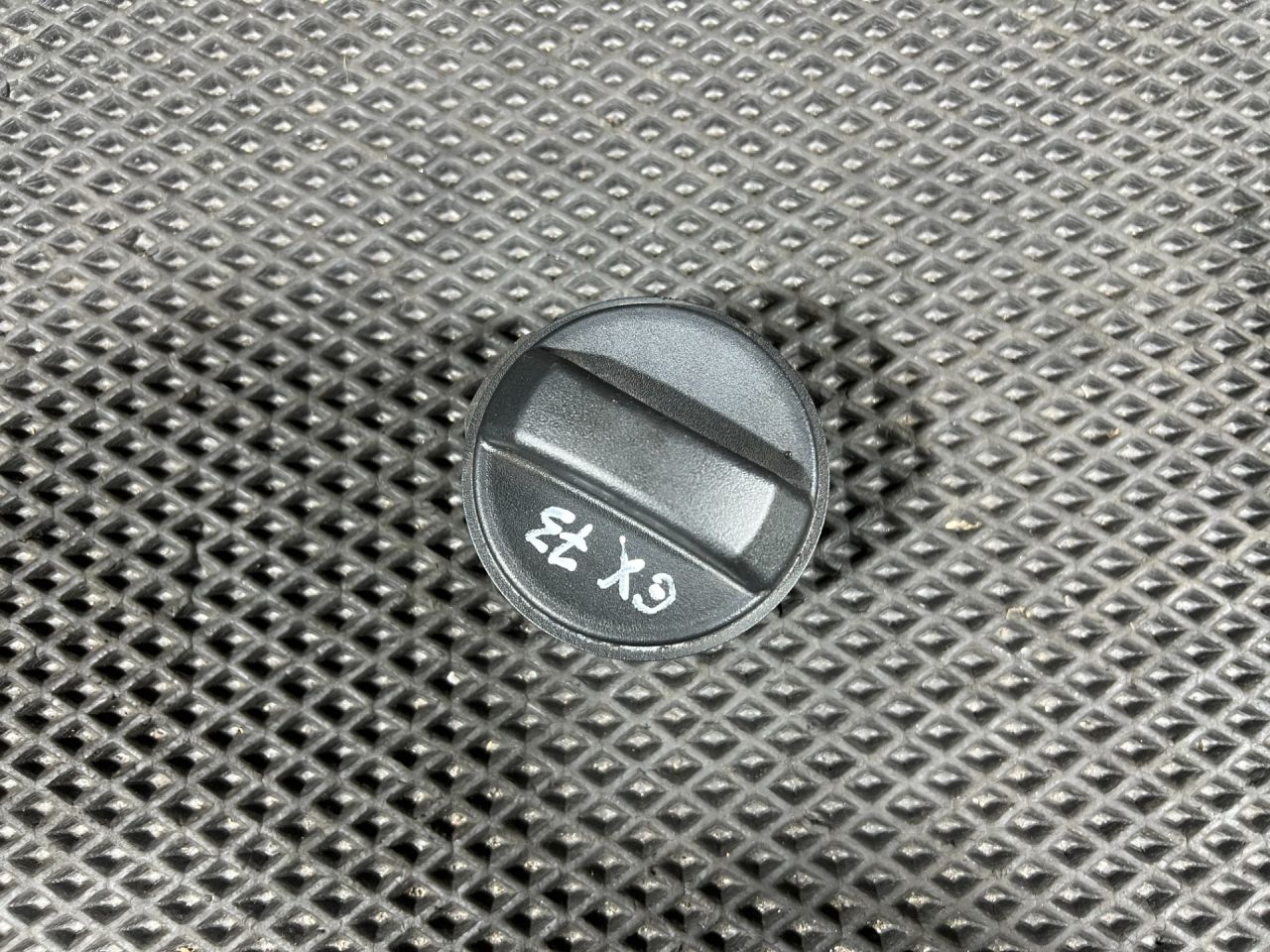 пробка топливного бака Jaguar XE 1 поколение 2017, 2.0 л., бензин, АКПП, седан, C2Z32583, T2H46581, T2H58092, T2H59149, FW939030AA - фото №1