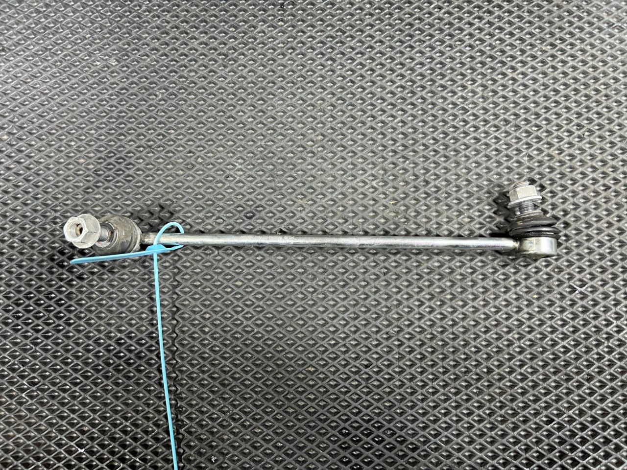 стойка стабилизатора Volkswagen Taos 1 поколение 2023, 1.5 л., DNKA, бензин, АКПП, внедорожник 5 дв., передний привод, 5Q0411315A - фото №1