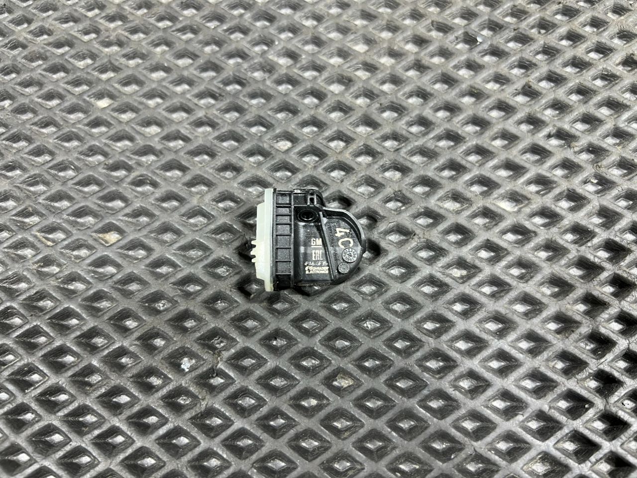 датчик давления в шине Chevrolet Trax 2 поколение 2024, 1.2 л., бензин, АКПП, внедорожник 5 дв., передний привод, 13528563, 13544444 - фото №1