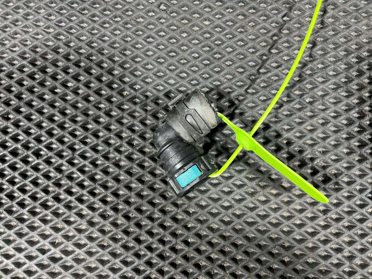 патрубок (трубопровод, шланг) Jaguar XE 1 поколение 2018, АКПП, седан, PA66GF30, F5CJG - фото №1