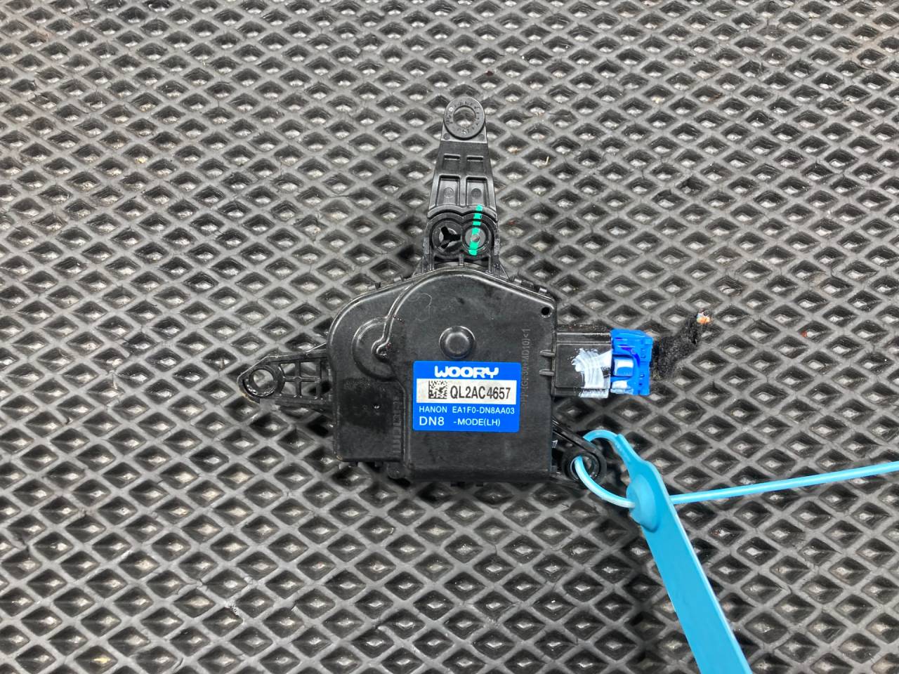 моторчик заслонки печки Kia K5 3 поколение 2020, 1.6 л., G4FP, бензин, АКПП, EA1F0-DN8AA03 - фото №1