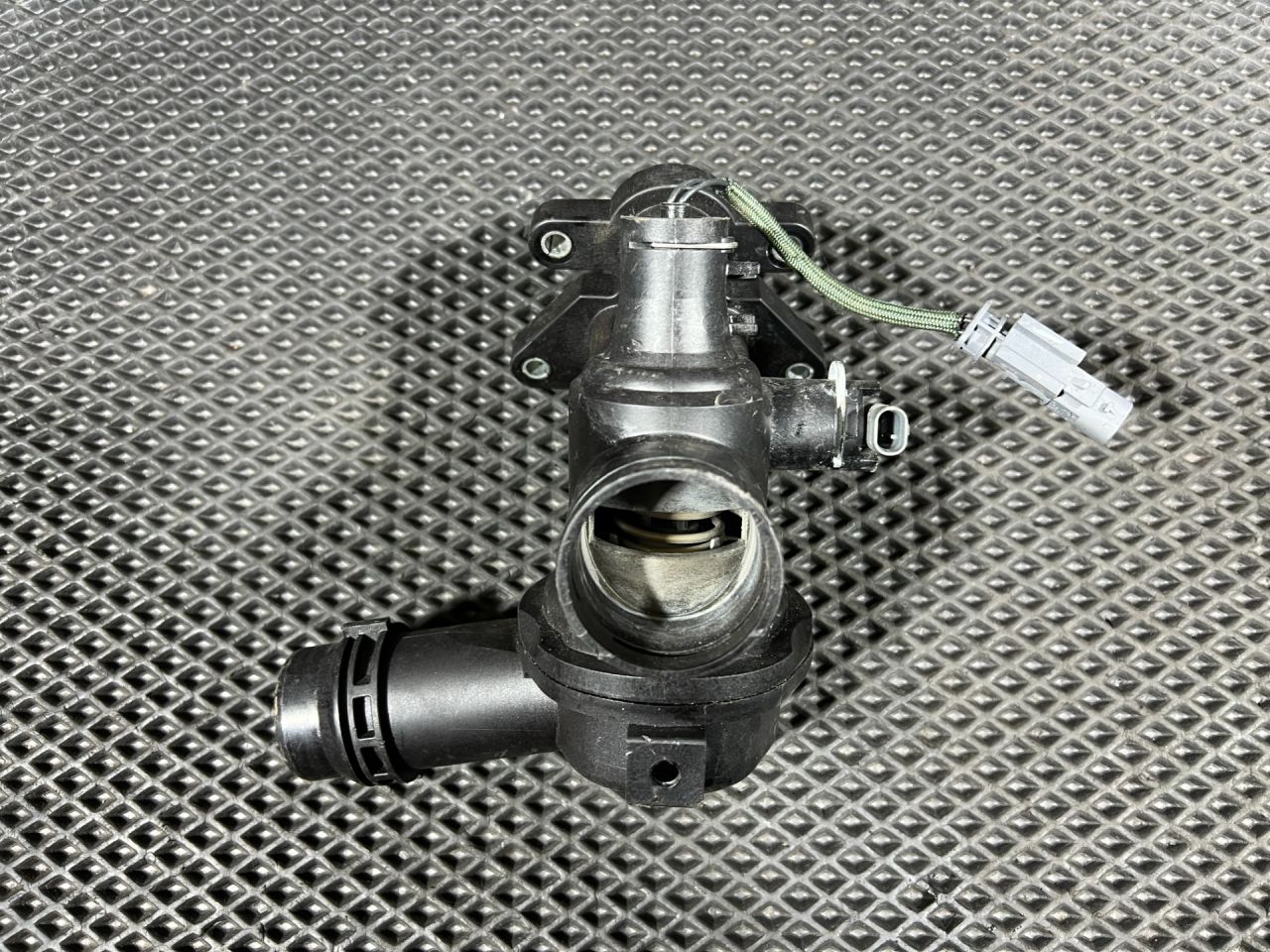 термостат Jaguar XE 1 поколение X760 2016, 3.0 л., бензин, АКПП, седан, H4P38575AE - фото №1