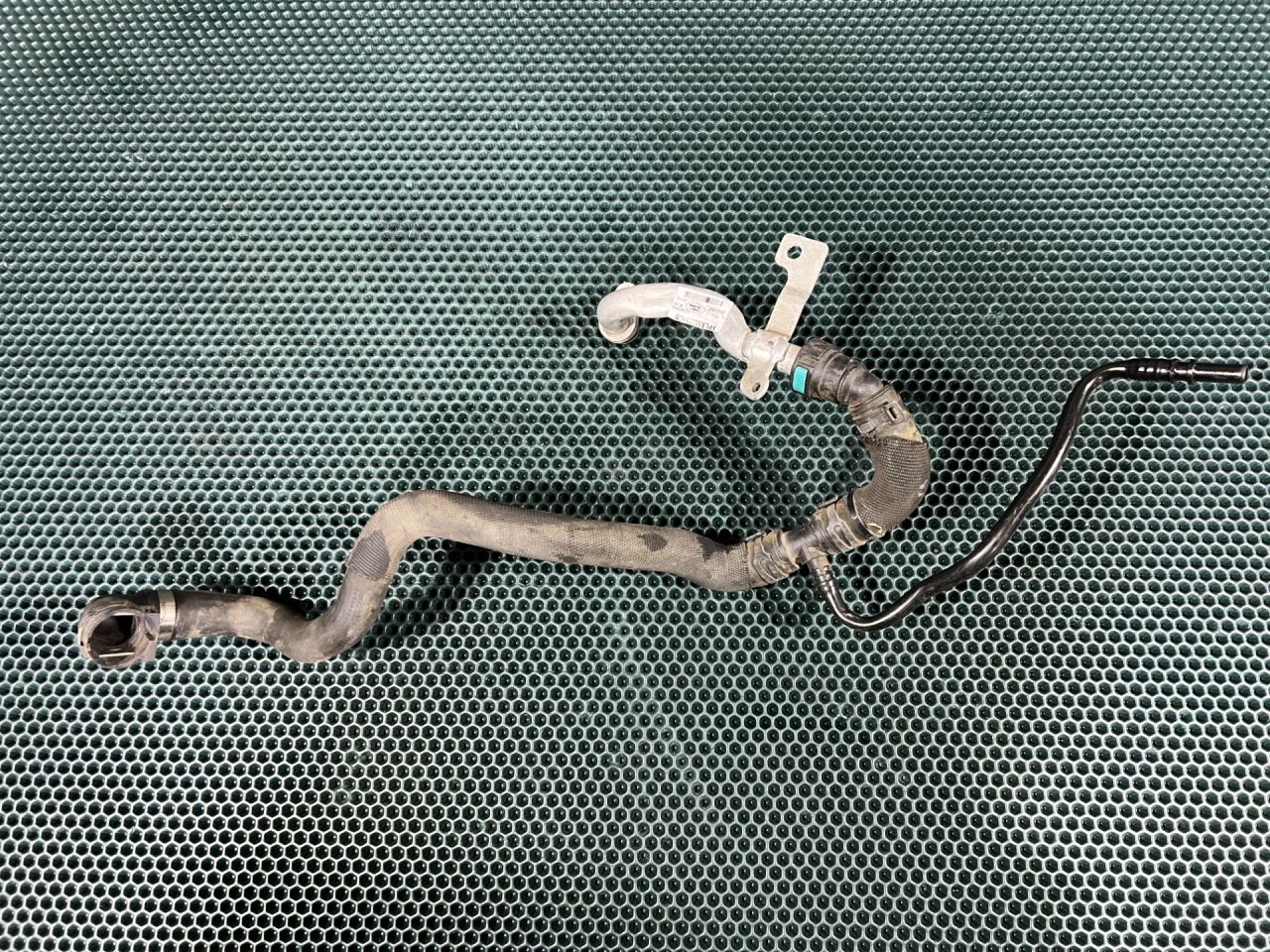 трубка охлаждающей жидкости Land Rover Discovery 5 поколение L462 2017, 3.0 л., 30DDTX, дизель, АКПП, внедорожник 5 дв., LR062105, FPLA8C202CB, HPLA8C481AA - фото №1