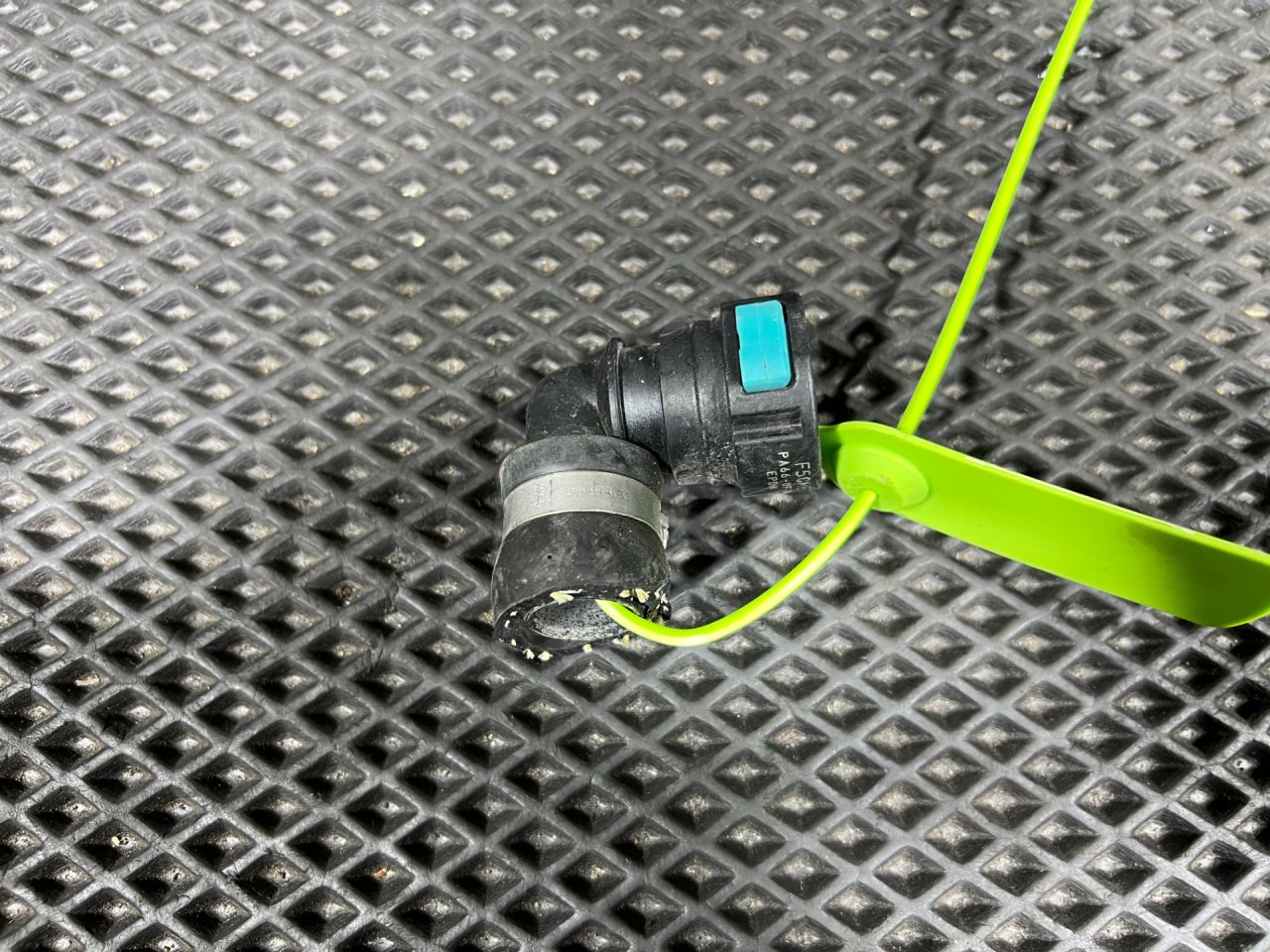 патрубок (трубопровод, шланг) Jaguar XE 1 поколение 2018, АКПП, седан, PA66GF30, EPDM - фото №1