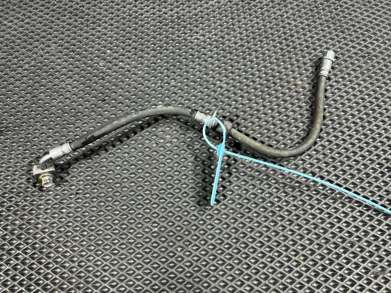 шланг тормозной Chevrolet Trax 2 поколение 2024, 1.2 л., бензин, АКПП, внедорожник 5 дв., передний привод, 60004384, 60004389 - фото №1