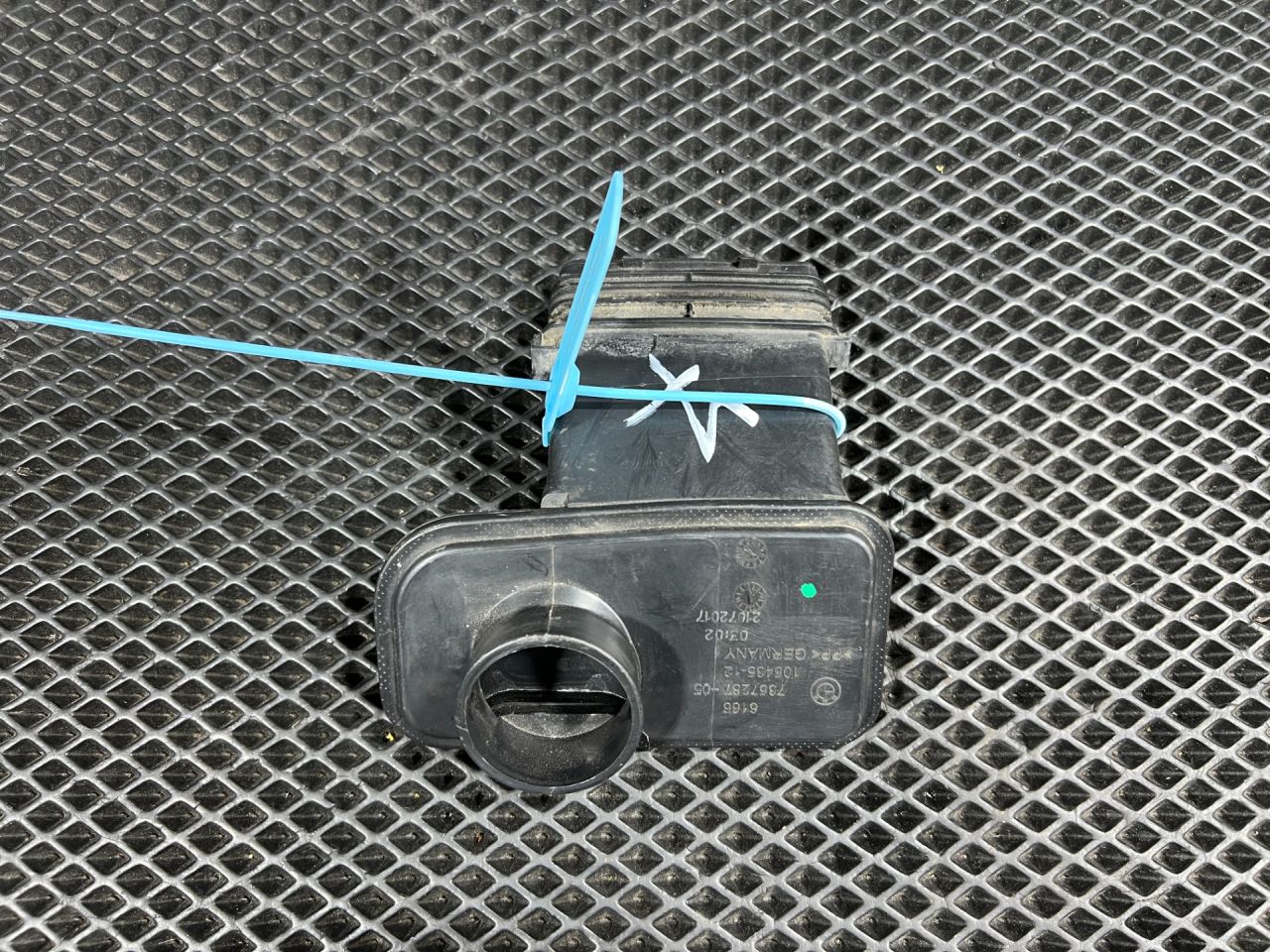 горловина бачка омывателя BMW 7 серия G11/G12 2017, 3.0 л., B57 D30 A, дизель, АКПП, седан, 61667357287 - фото №1