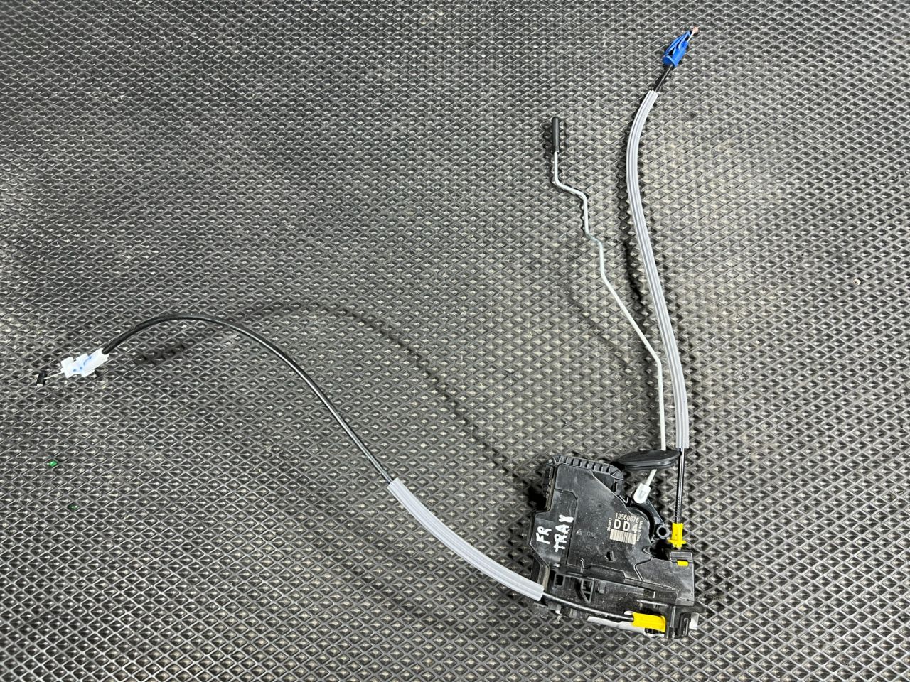 замок двери передней правой Chevrolet Trax 2 поколение 2024, 1.2 л., бензин, АКПП, внедорожник 5 дв., передний привод, 13553103, 13560676, 13527389, 13535170, 13540551 - фото №1