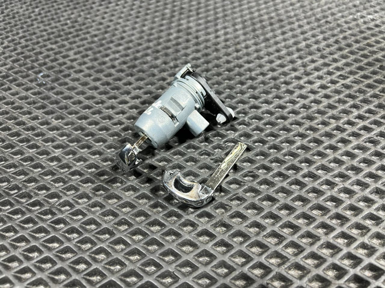 личинка дверного замка Chevrolet Trax 2 поколение 2024, 1.2 л., бензин, АКПП, внедорожник 5 дв., передний привод, 42732466 - фото №1