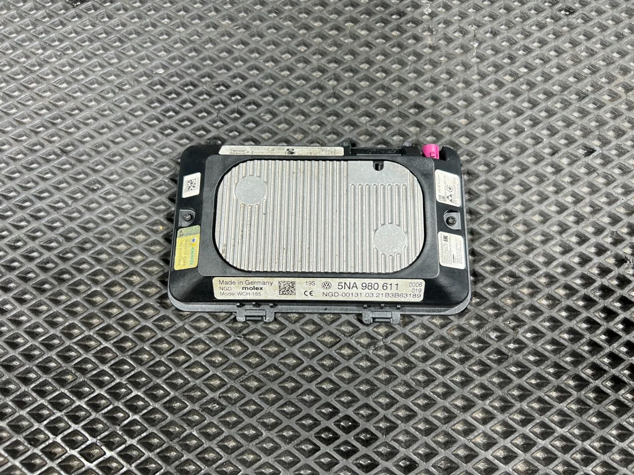 Беспроводное зарядное устройство Volkswagen Taos 1 поколение 2023, 1.5 л., DNKA, бензин, АКПП, внедорожник 5 дв., передний привод, 5NA980611 - фото №1