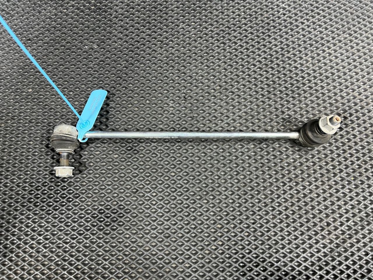 стойка стабилизатора Volkswagen Taos 1 поколение 2023, 1.5 л., DNKA, бензин, АКПП, внедорожник 5 дв., передний привод, 5Q0411315A - фото №1