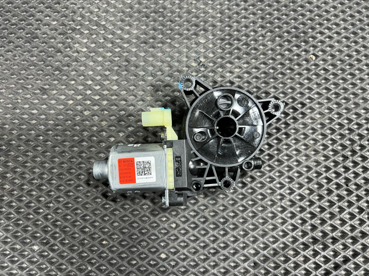 моторчик стеклоподъемника задний правый Kia Sorento 4 поколение 2023, 2.0 л., G4KA, бензин, АКПП, внедорожник 5 дв., передний привод, 83460P2000 - фото №1