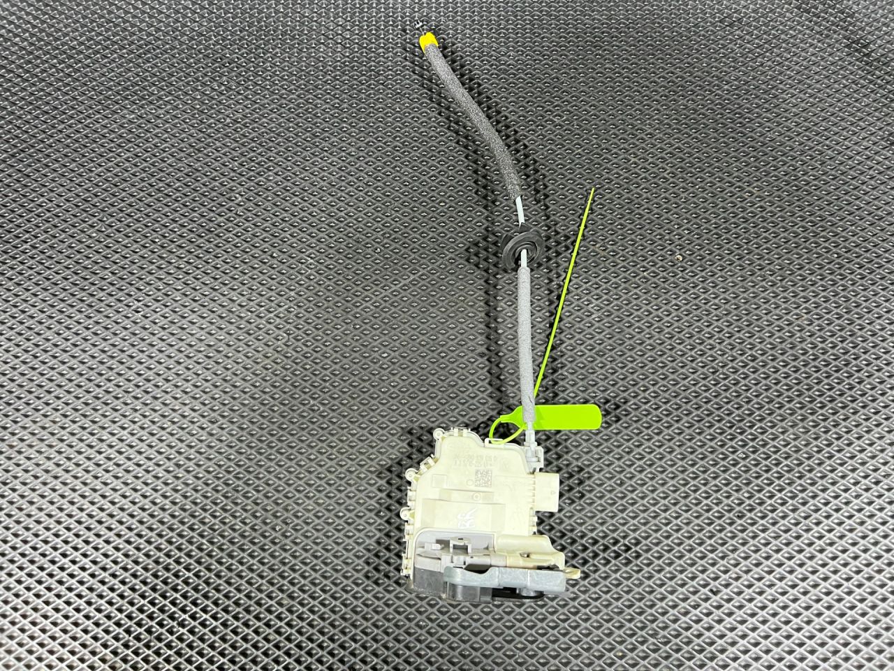 замок двери задней правой Audi A4 B9 2018, 2.0 л., CVKB, бензин, МКПП, седан, 8X0839016D - фото №1