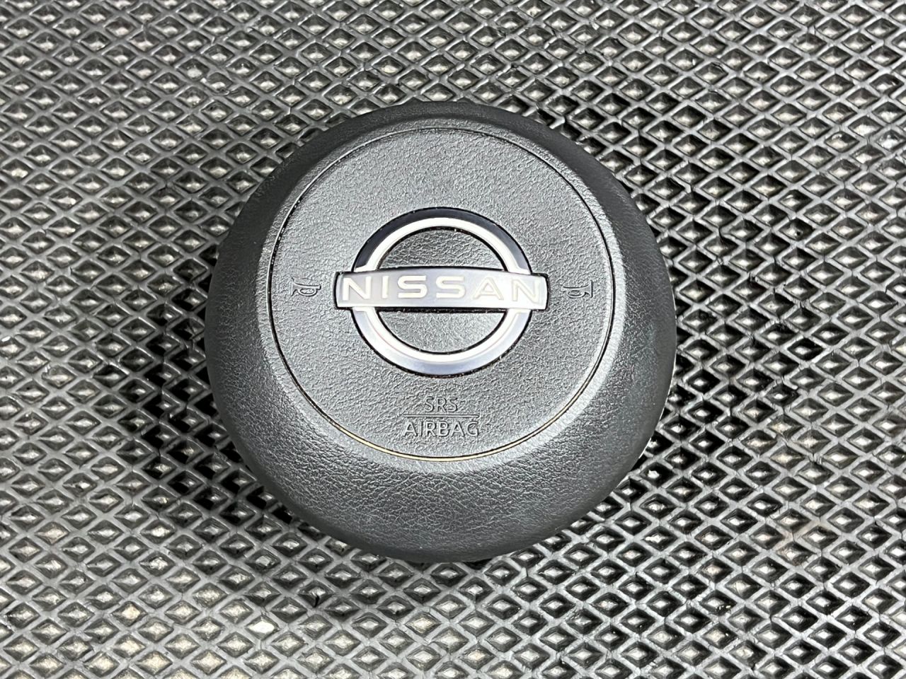 подушка безопасности водителя Nissan Rogue T33 2022, 1.5 л., KR15, бензин, АКПП, внедорожник 5 дв., 985106RL0AT - фото №1