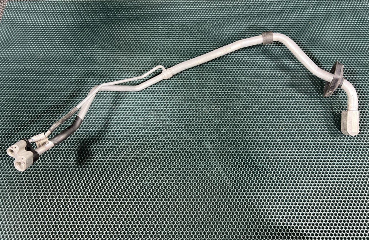 трубка кондиционера Audi A5 F5 2018, 2.0 л., CYRB, бензин, АКПП, купе, 8W6816738B - фото №1