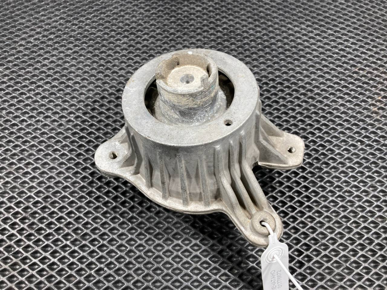 подушка крепления двигателя Mercedes-Benz C-Класс W205/S205/C205 2015, 2.0 л., бензин, АКПП, седан, A2052400300 - фото №1