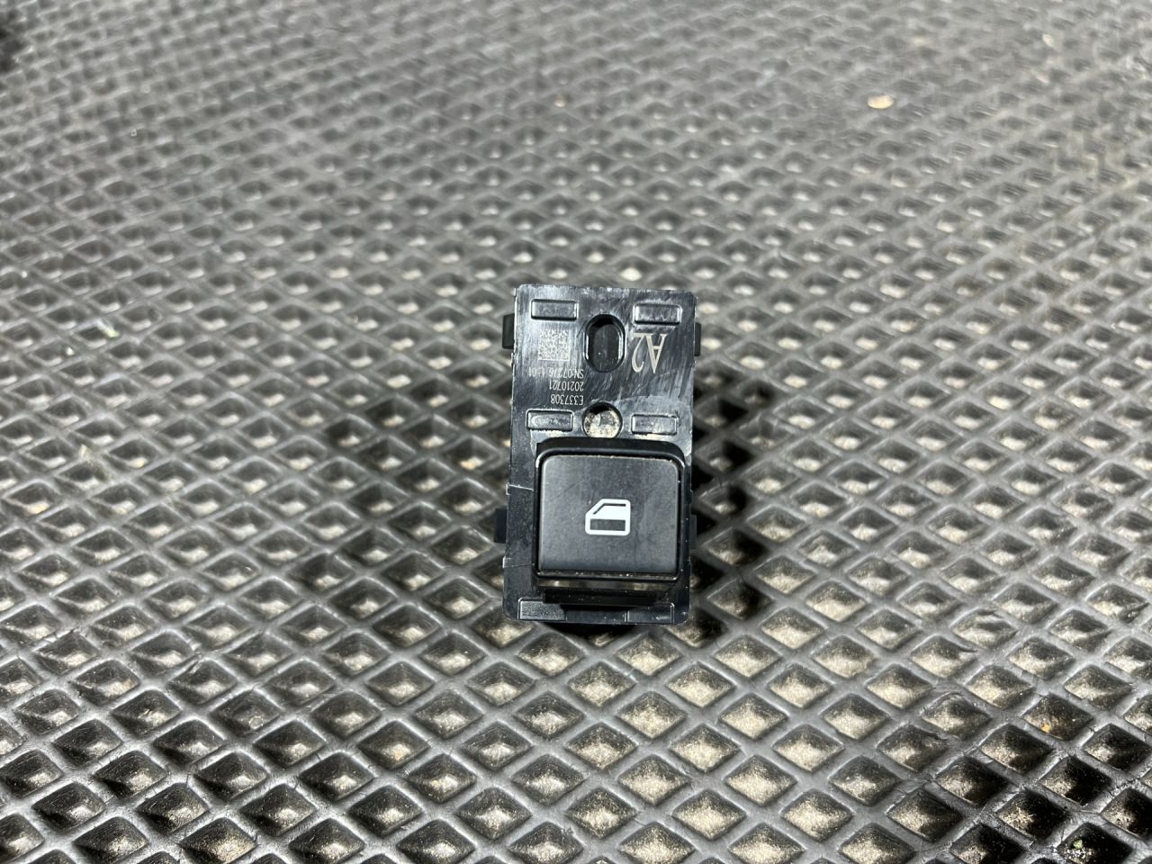 кнопка стеклоподъемника двери Nissan Rogue T33 2022, 1.5 л., KR15, бензин, АКПП, внедорожник 5 дв., 254116XJ0B - фото №1