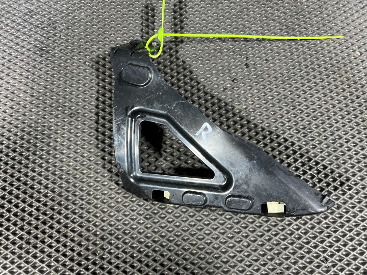 Крепление бампера переднего BMW 7 серия G11/G12 2016, 4.4 л., бензин, АКПП, седан, 51117357202 - фото №1