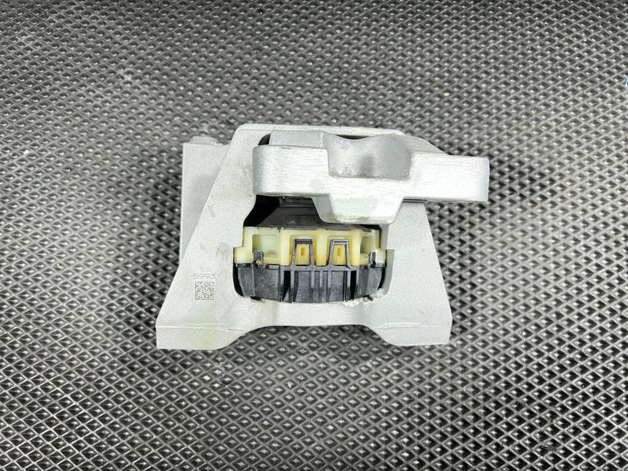 подушка крепления двигателя Chevrolet Trax 2 поколение 2024, 1.2 л., бензин, АКПП, внедорожник 5 дв., передний привод, 60005993 - фото №1