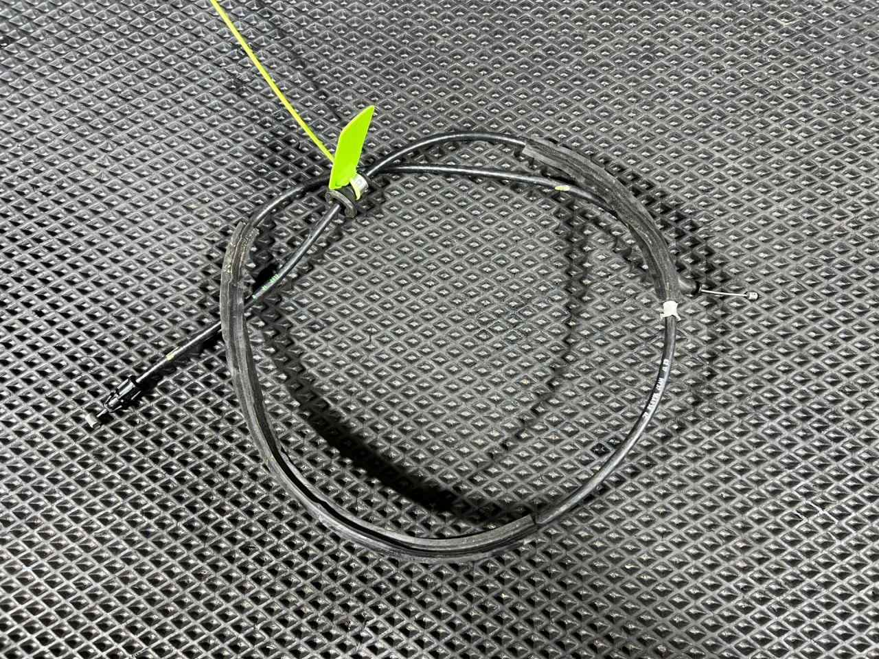 трос капота Land Rover Discovery 5 поколение 2017, 3.0 л., 30DDTX, дизель, АКПП, внедорожник 5 дв., HY3216A938AC, LR083193 - фото №1