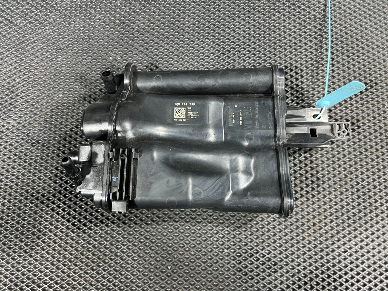 адсорбер Volkswagen Taos 1 поколение 2023, 1.5 л., DNKA, бензин, АКПП, внедорожник 5 дв., передний привод, 5QM201799 - фото №1