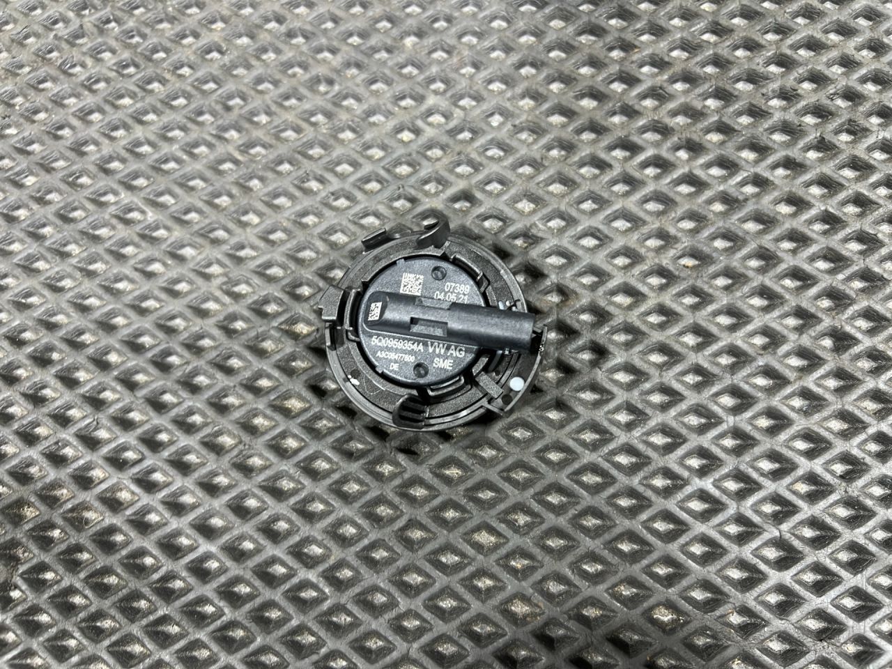 датчик AirBag Volkswagen Taos 1 поколение 2023, 1.5 л., DNKA, бензин, АКПП, внедорожник 5 дв., передний привод, 5Q0959354A - фото №1