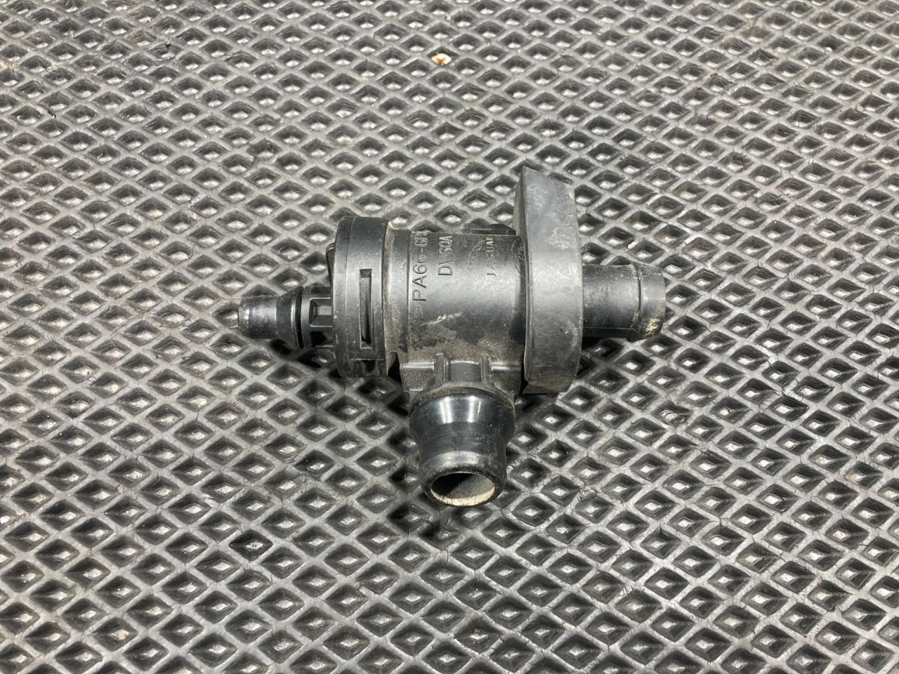 термостат Jaguar XE 1 поколение 2017, 2.0 л., бензин, АКПП, седан, HX7365009AB - фото №1