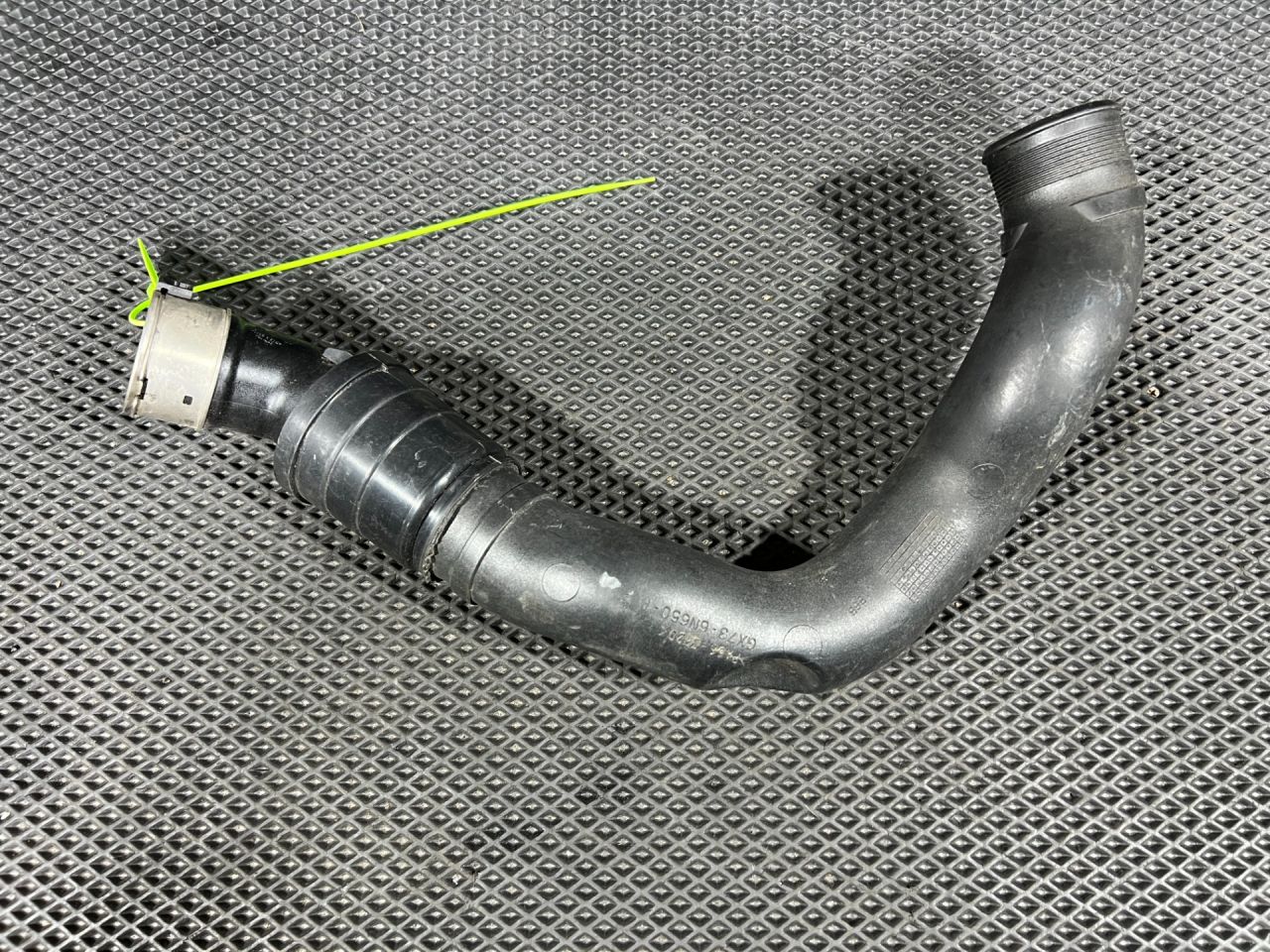 патрубок интеркулера Jaguar F-Pace 1 поколение 2017, 3.0 л., дизель, АКПП, внедорожник 5 дв., GX736N650AF, T2H1586 - фото №1