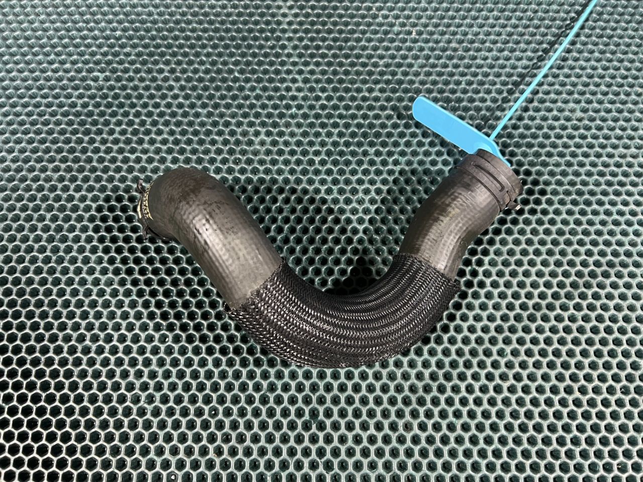 патрубок (трубопровод, шланг) Chevrolet Trax 2 поколение 2024, 1.2 л., бензин, АКПП, внедорожник 5 дв., передний привод, 42733818 - фото №1