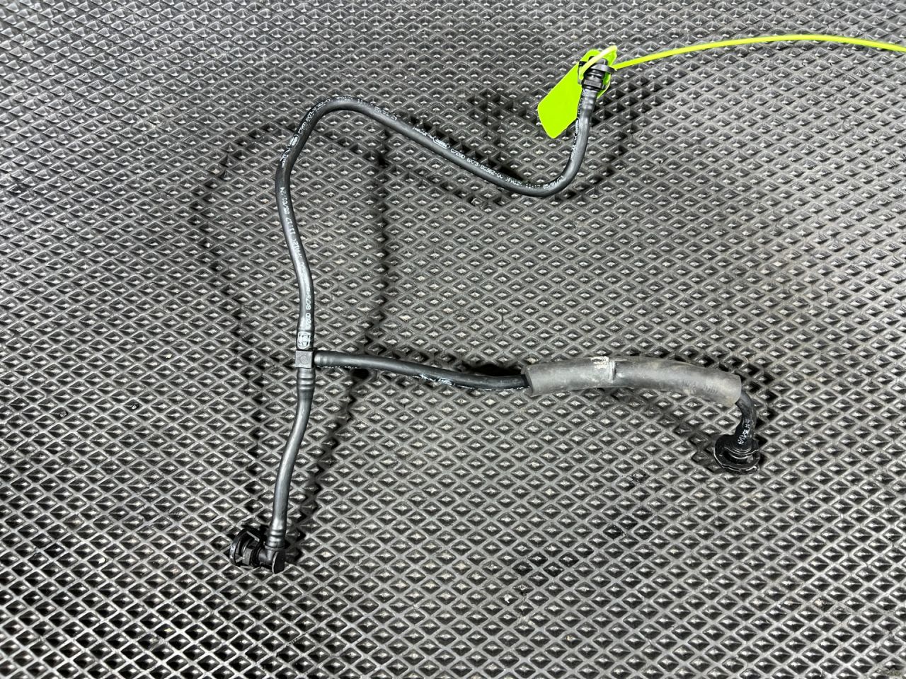 патрубок (трубопровод, шланг) Jaguar XE 1 поколение 2017, 3.0 л., бензин, АКПП, седан, T2H1438, GX73-8C362-CC - фото №1