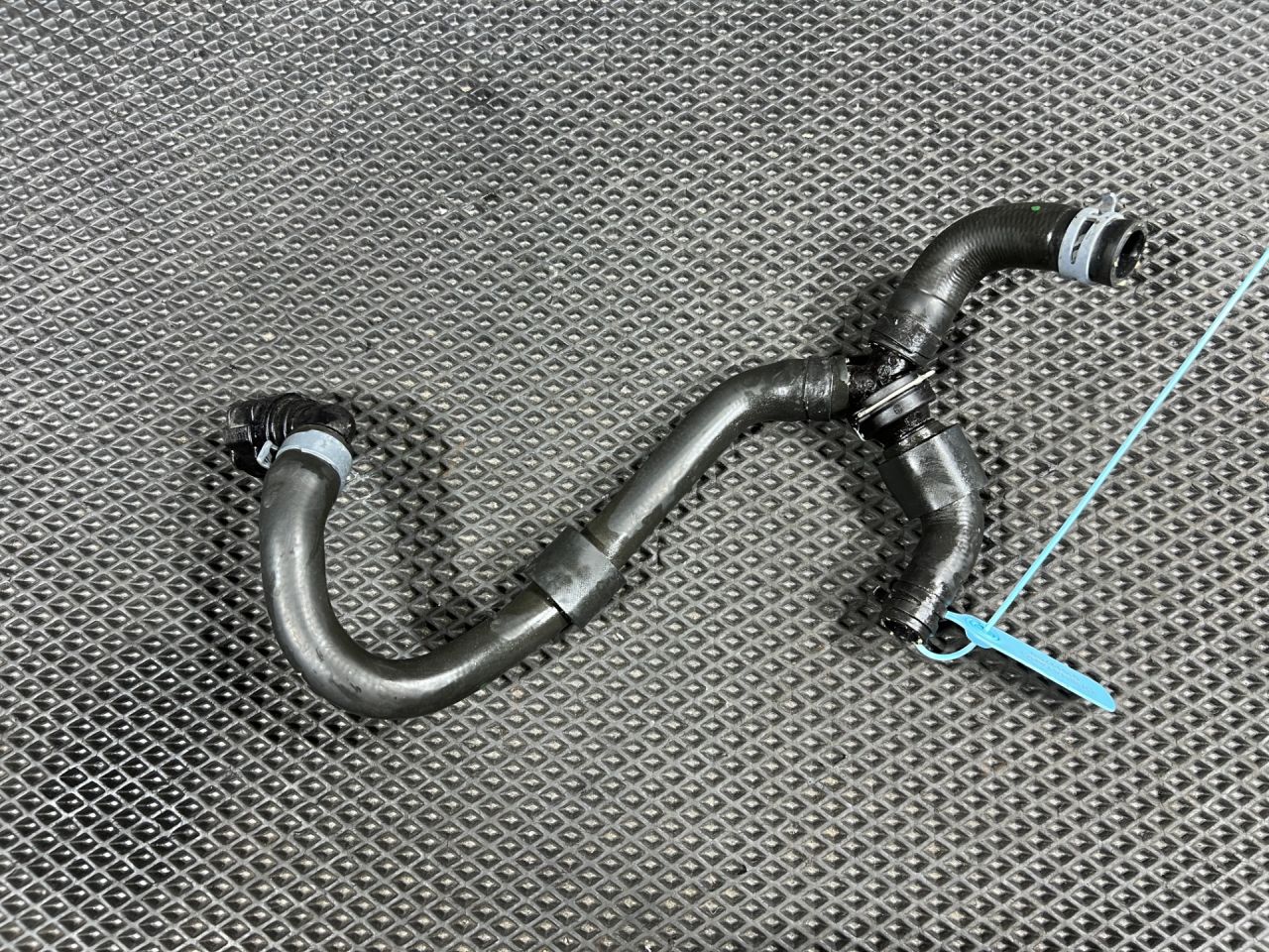 патрубок (трубопровод, шланг) Volkswagen Taos 1 поколение 2023, 1.5 л., DNKA, бензин, АКПП, внедорожник 5 дв., передний привод, 5QM122157AJ - фото №1