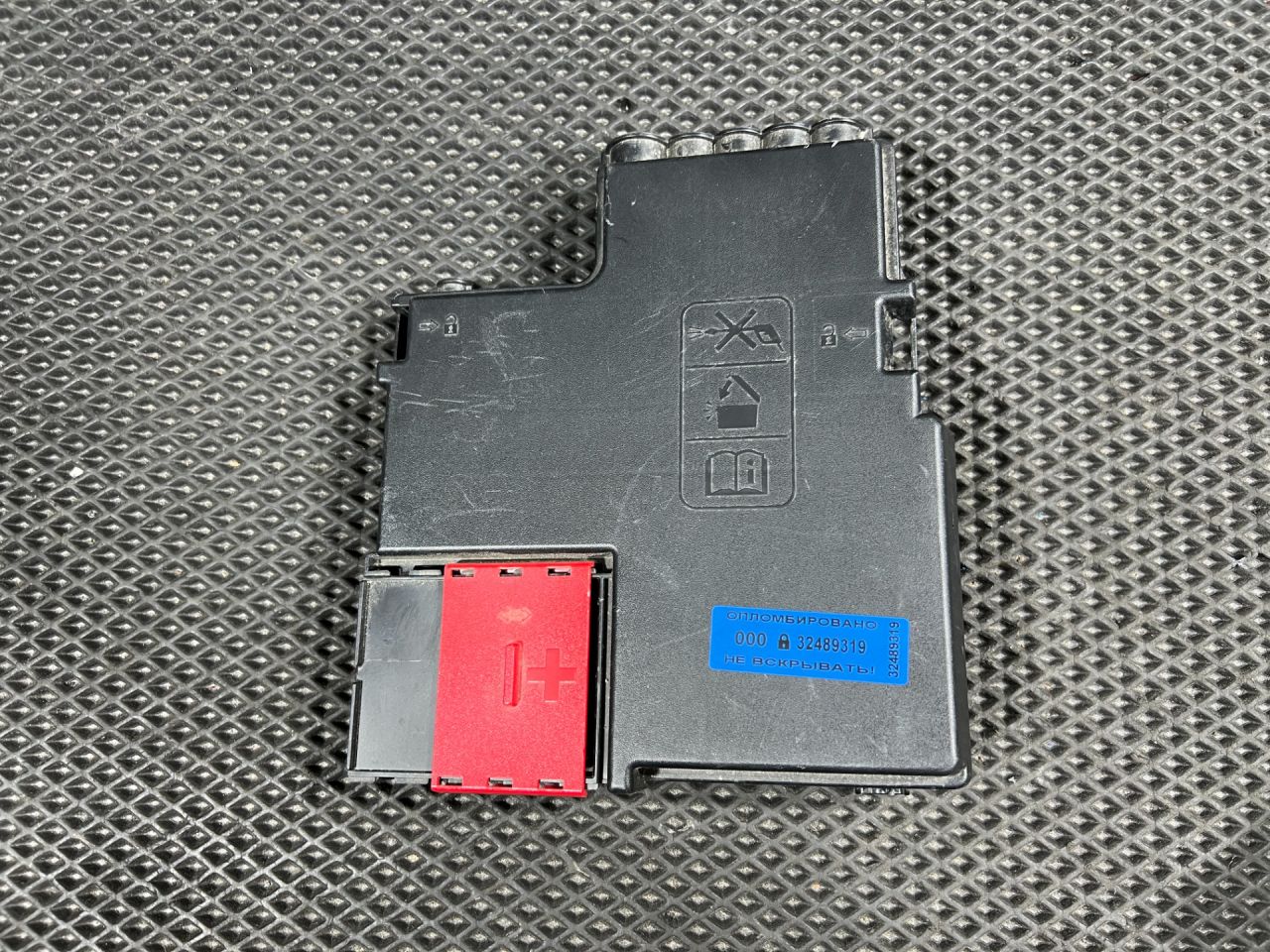 блок предохранителей Chevrolet Trax 2 поколение 2024, 1.2 л., бензин, АКПП, внедорожник 5 дв., передний привод, 42806403, 42871457 - фото №1