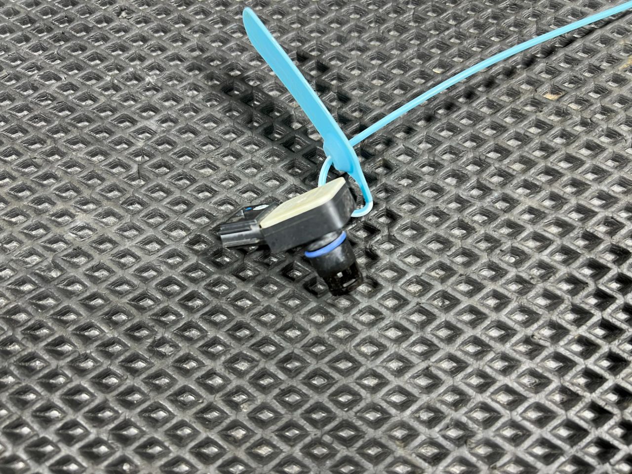 датчик абсолютного давления Kia Sorento 4 поколение 2023, 2.0 л., G4KA, бензин, АКПП, внедорожник 5 дв., передний привод, 39300-2M417 - фото №1