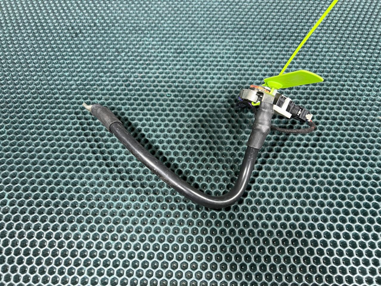 клемма аккумулятора минус Porsche Macan 1 поколение 2015, 3.0 л., бензин, АКПП, внедорожник 5 дв., 8R0915181C - фото №1