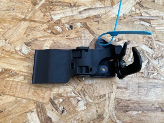 захватный крюк капота Audi A8 D4/4H [рестайлинг] 2013, 4.0 л., CEUA, бензин, АКПП, седан, 4H0823485C