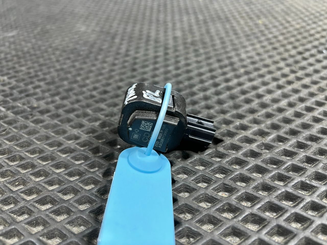 датчик удара Chevrolet Trax 2 поколение 2024, 1.2 л., бензин, АКПП, внедорожник 5 дв., передний привод, 13544409 - фото №1