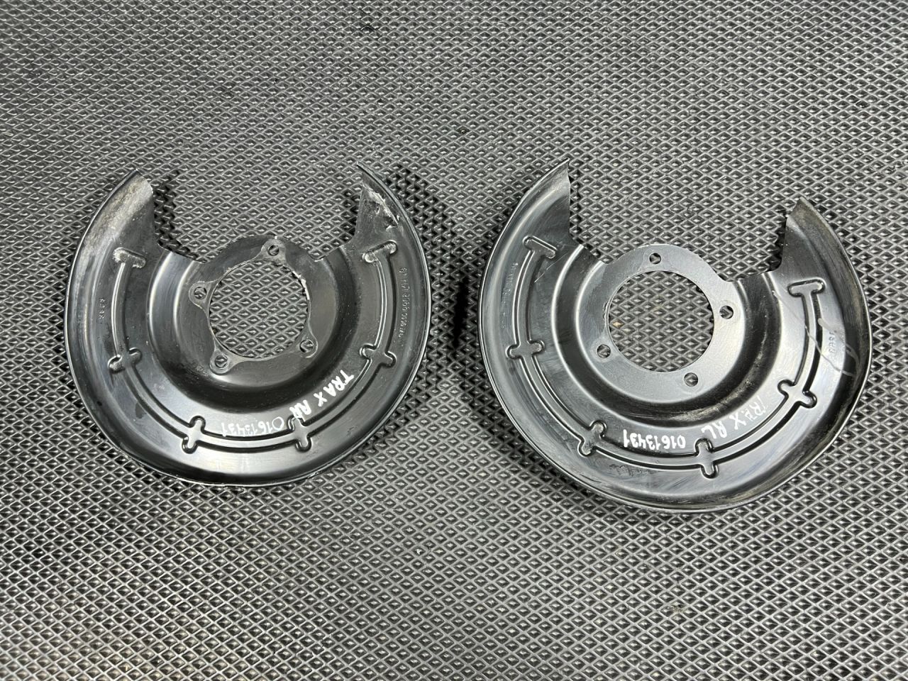 защитный кожух тормозного механизма Chevrolet Trax 2 поколение 2024, 1.2 л., бензин, АКПП, внедорожник 5 дв., передний привод, 60006608, 60006609 - фото №1