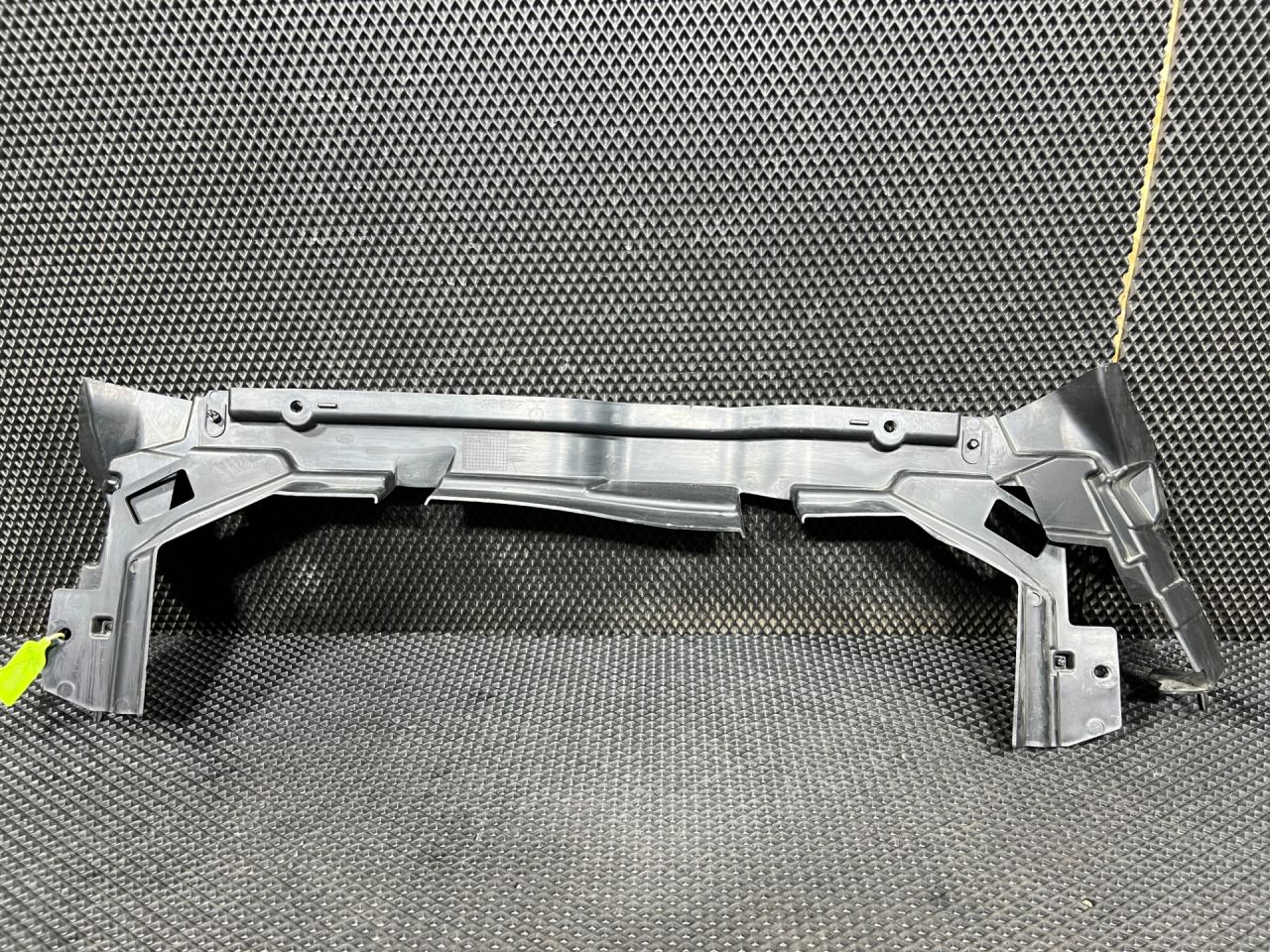 воздуховод (дефлектор) радиатора Land Rover Discovery 5 поколение 2017, 3.0 л., бензин, АКПП, внедорожник 5 дв., HY328A303A, LR082882, LR099605 - фото №1