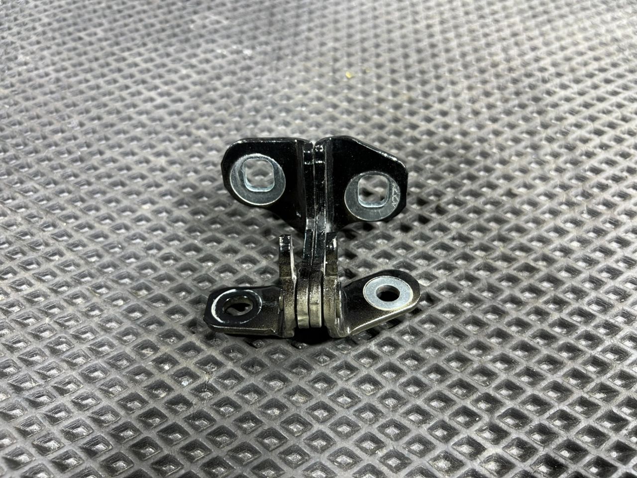 петля двери Chevrolet Trax 2 поколение 2024, 1.2 л., бензин, АКПП, внедорожник 5 дв., передний привод, 13590931 - фото №1