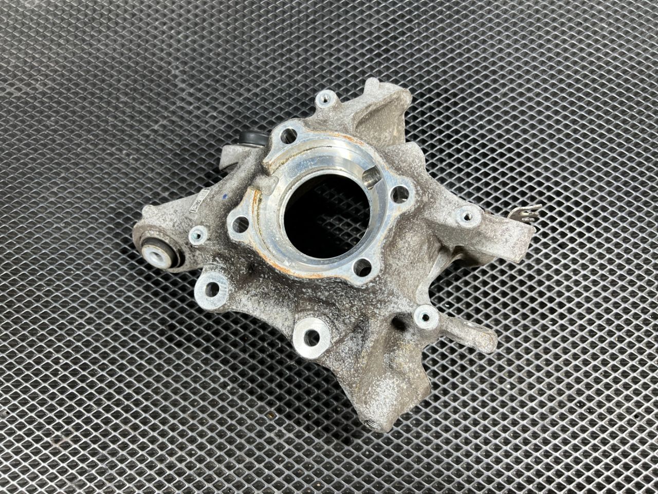 кулак задний правый BMW 7 серия G11/G12 (2015 - 2026), бензин, АКПП, седан, 33306865662, 6865662, 33406899175, 6899175 - фото №1