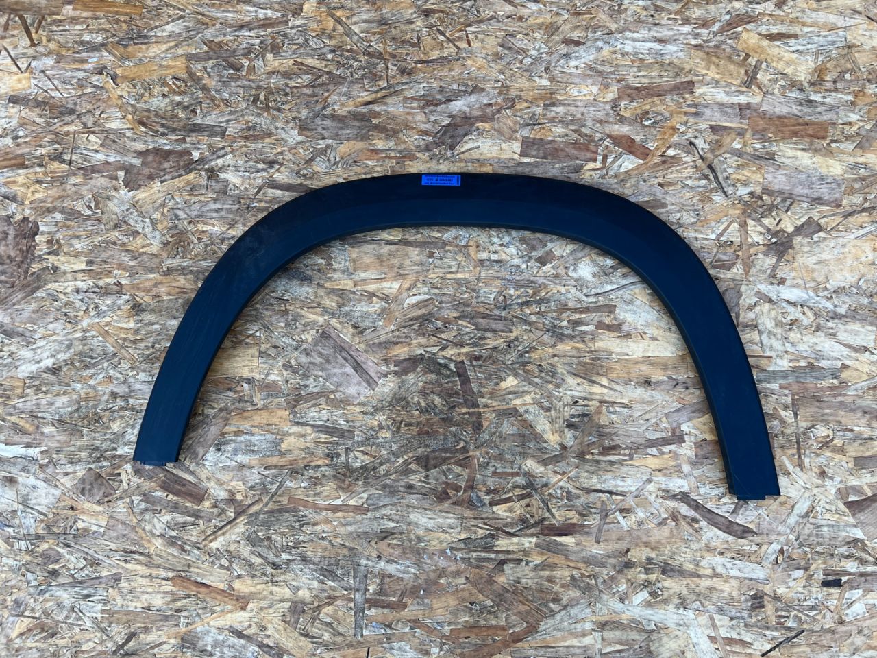 накладка колесной арки передний левый Chevrolet Trax 2 поколение 2023, 1.2 л., бензин, АКПП, внедорожник 5 дв., 42733297 - фото №1