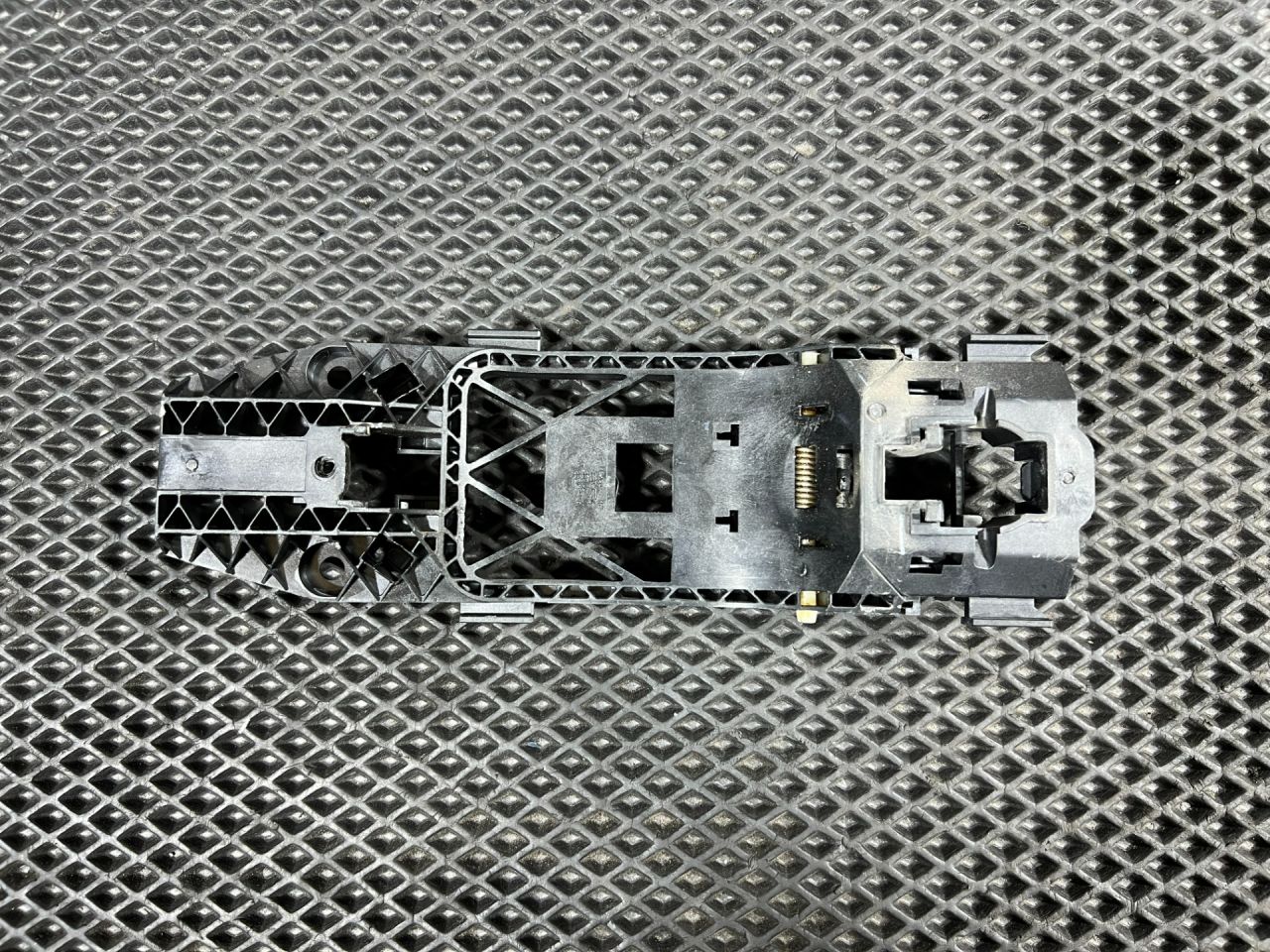 скелет ручки двери задней левой Volkswagen Taos 1 поколение 2023, 1.5 л., DNKA, бензин, АКПП, внедорожник 5 дв., передний привод, 5N0837885H, 5N0839885H - фото №1