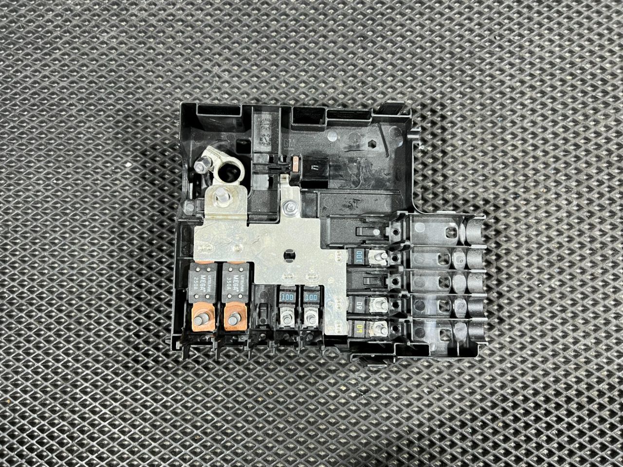 блок предохранителей Chevrolet Trax 2 поколение 2024, 1.2 л., бензин, АКПП, внедорожник 5 дв., передний привод, 42871456 - фото №1