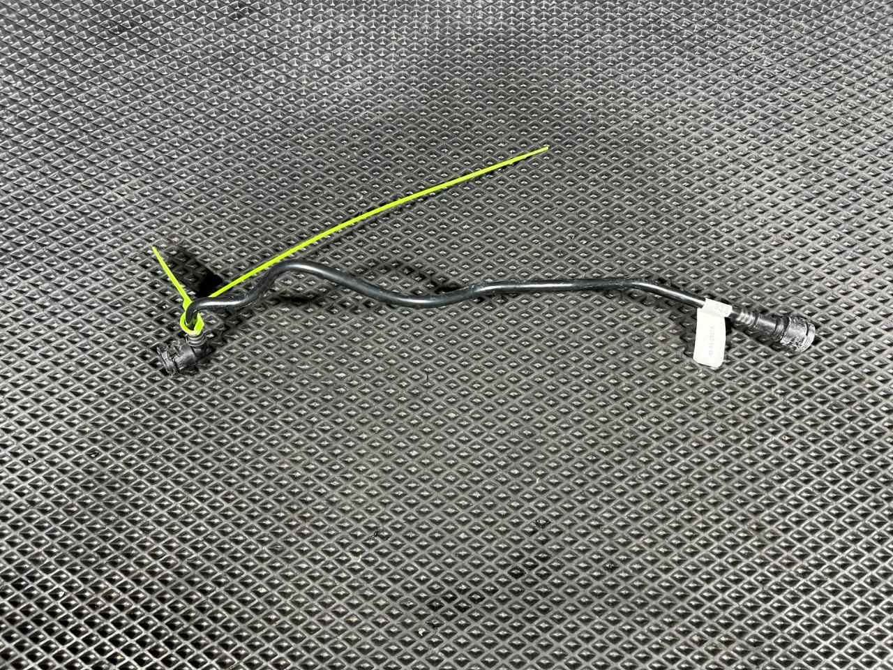 патрубок (трубопровод, шланг) Mercedes-Benz GLB-Класс 1 поколение 2019, 2.0 л., бензин, АКПП, внедорожник 5 дв., A2475011400 - фото №1