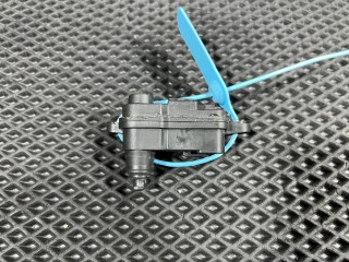 активатор замка крышки топливного бака Volkswagen Taos 1 поколение 2023, 1.5 л., DNKA, бензин, АКПП, внедорожник 5 дв., передний привод, 8V4862159B