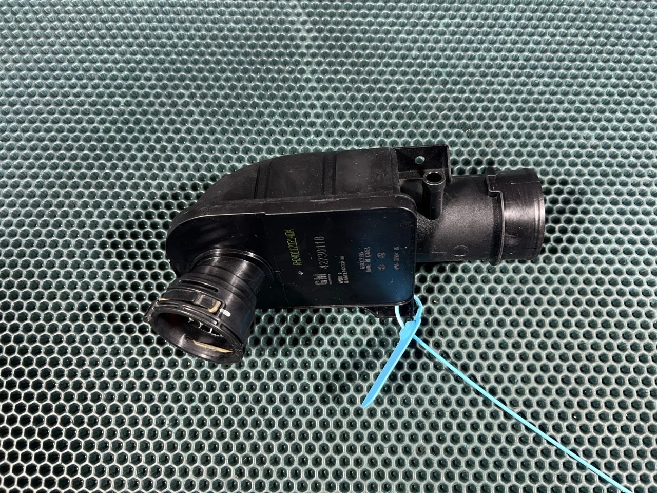 патрубок воздушного фильтра Chevrolet Trax 2 поколение 2024, 1.2 л., бензин, АКПП, внедорожник 5 дв., передний привод, 42730118 - фото №1