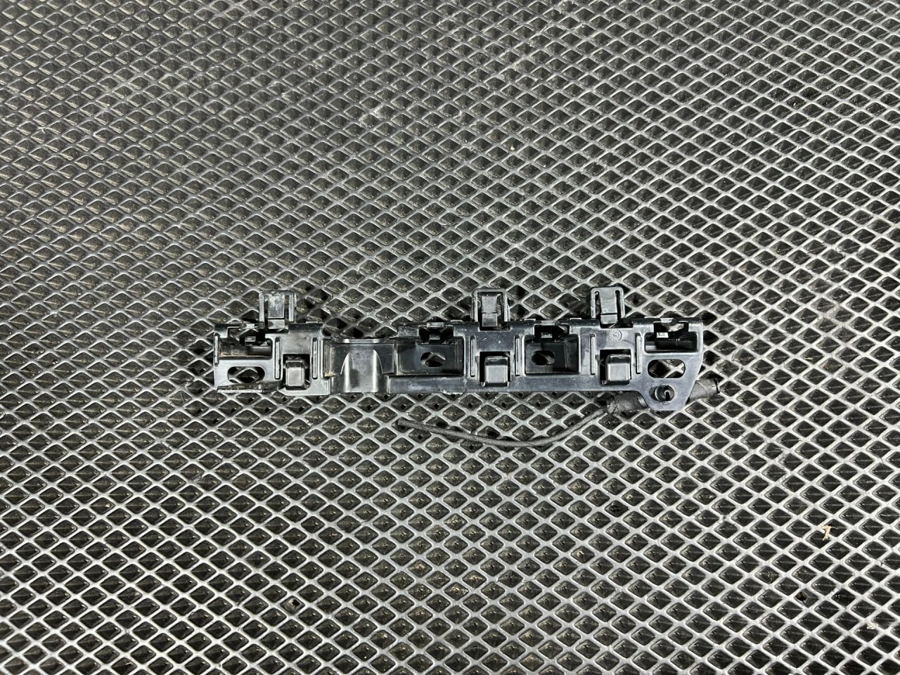 Кронштейн крепления порога BMW 7 серия G11/G12 2017, 3.0 л., B57 D30 A, дизель, АКПП, седан, 51777357132 - фото №1