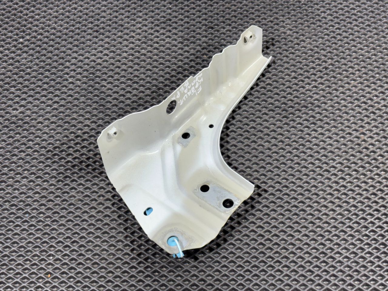 крепление ( кронштейн ) крыла Volkswagen Taos 1 поколение 2021, 1.5 л., DNKA, бензин, АКПП, внедорожник 5 дв., 2GJ821167 - фото №1